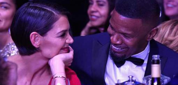 Humiliée par Jamie Foxx, Katie Holmes ne peut s'empêcher de l'aimer