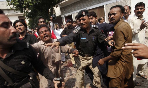 Vidéo - Législatives au Pakistan : un kamikaze fait 28 morts dans un bureau de vote
