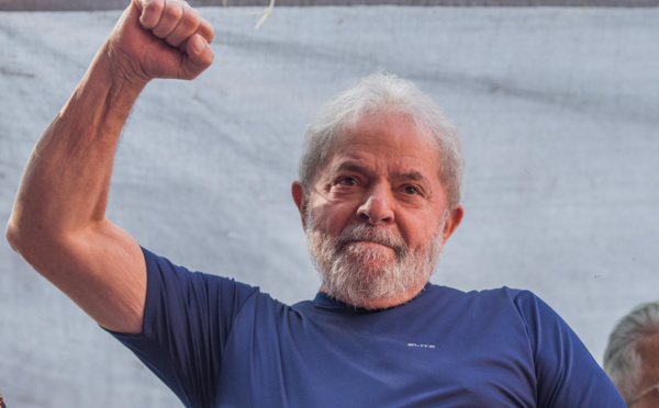 Brésil : le prisonnier Lula investi à la Présidentielle