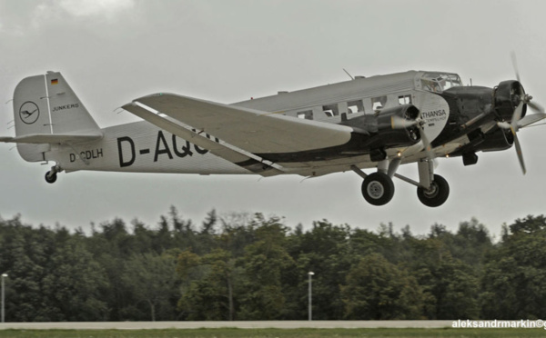 Suisse: plusieurs morts dans le crash d'un avion de collection