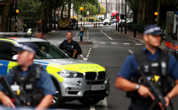Royaume-Uni: soupçon d'attaque terroriste devant le Parlement britannique