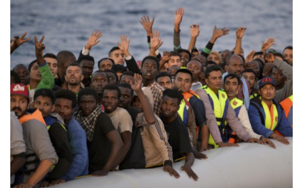 Vidéo-115 migrants africains forcent l’entrée en Espagne, franchissent les murs brabelés