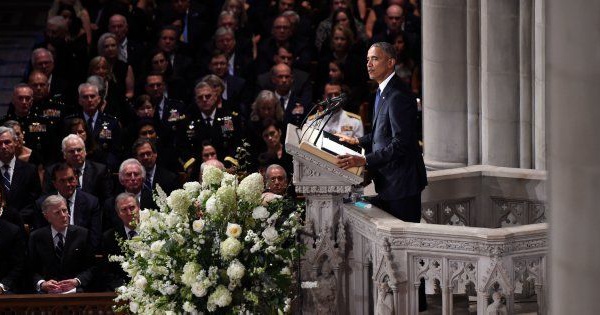 ​Obama livre un hommage à son ancien adversaire John McCain, "Nous étions dans la même équipe"