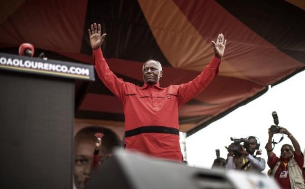 Angola: l’ex-président dos Santos lâche les rênes du MPLA, la fin d’une ère