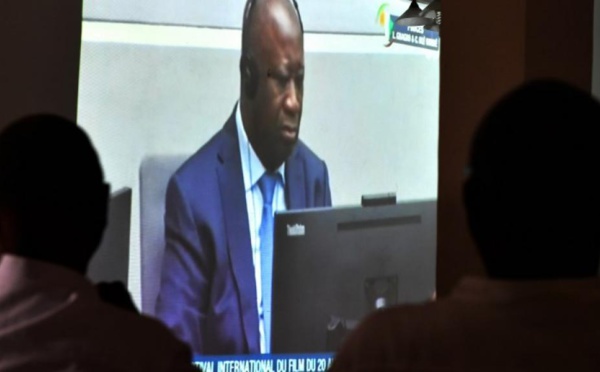 Les supporters de Laurent Gbagbo suivent son procès avec attention
