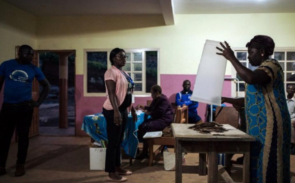 Présidentielle au Cameroun: après le vote, l'heure est au comptage des voix