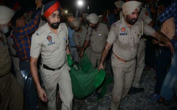 En Inde, un train percute une foule et fait au moins 59 morts