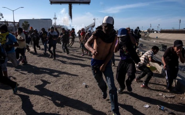 Trump défend l'usage de gaz lacrymogène pour stopper les migrants à la frontière