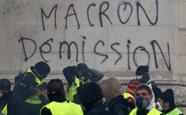 Macron prépare un grand débat national pour renouer le fil avec les Français
