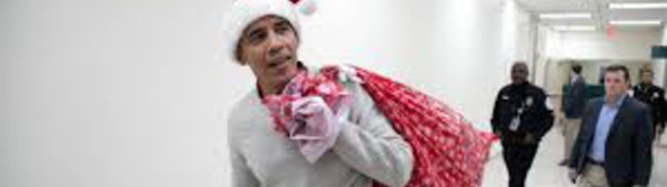 Obama, en père Noël, distribue des cadeaux à des enfants malades