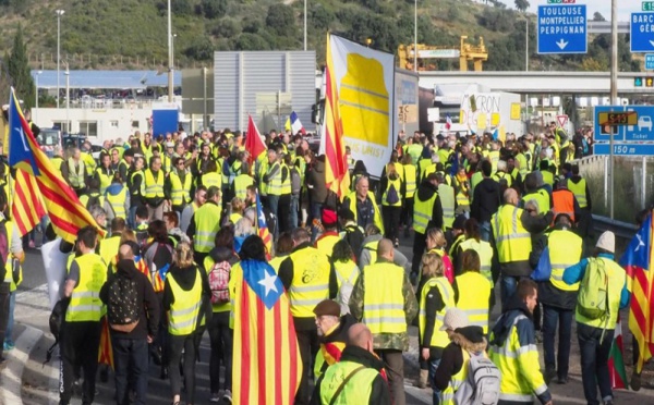 Des centaines de Gilets jaunes à la frontière franco-espagnole