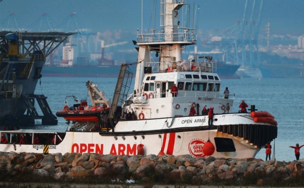 Espagne: un bateau accoste avec plus de 300 migrants à bord