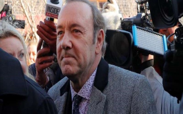 Kevin Spacey inculpé pour agression sexuelle sur un ancien fan et laissé libre sous caution