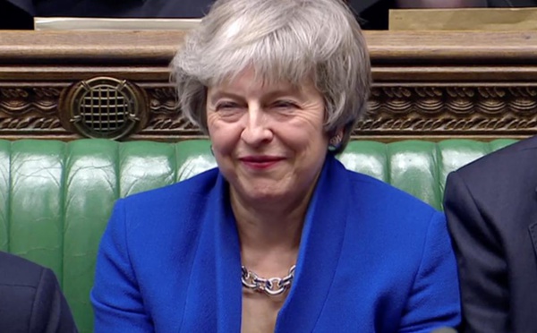 Brexit: Theresa May échappe de peu à une motion de censure