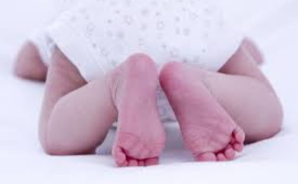 Un bébé meurt après avoir été laissé deux semaines avec sa couche, son père condamné à la perpétuité