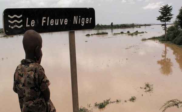 Une barque a chaviré sur le fleuve Niger avec une centaine de passagers. Il y a eu 62 rescapés.