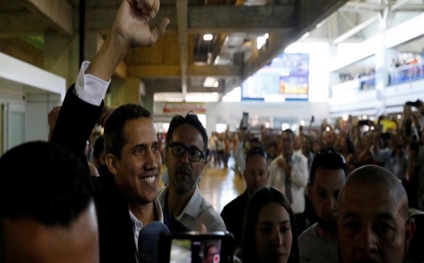 Venezuela: Juan Guaido accueilli par une foule de partisans et des ambassadeurs