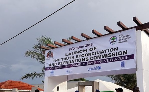 Exhumation des corps de soldats exécutés en Gambie