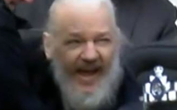 Vidéo de l'arrestation de Julian Assange dans les locaux de l’ambassade d’Equateur