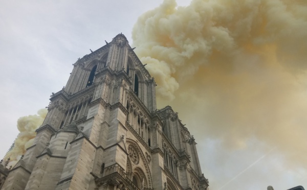La célèbre Cathédrale Notre-Dame de Paris incendiée