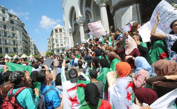 Après trois victoires populaires, les Algériens maintiennent la pression
