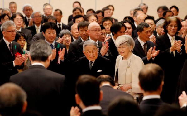 Les Japonais face au changement de génération anticipé sur le trône impérial