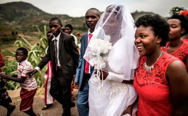 Des "tontines" pour aider à payer la dot au Rwanda
