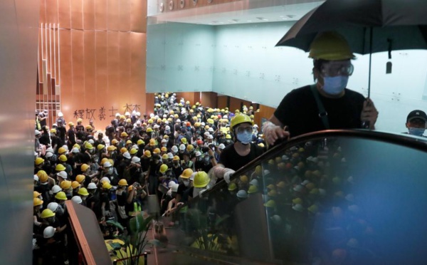 Hong Kong: des manifestants pénètrent dans l'hémicycle du Parlement