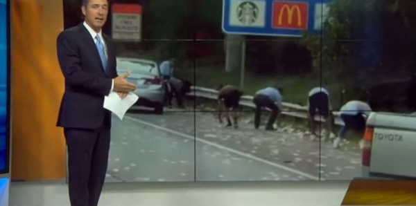 Vidéo-États-Unis : Un fourgon blindé déverse des milliers de dollars sur une autoroute