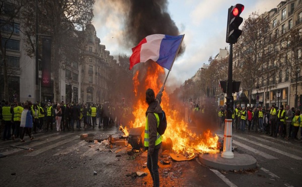 EN DIRECT - 14 juillet: Affrontements au milieu des Champs-Elysées - Plusieurs blessés dont une femme qui a perdu son œil 