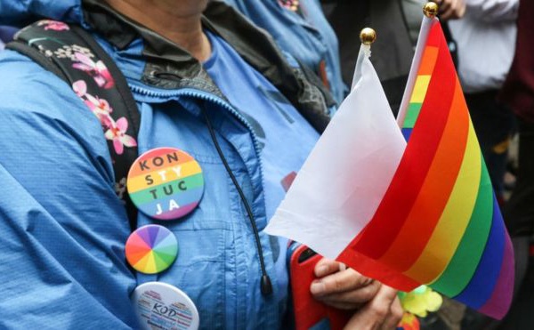 Un archevêque qualifie le mouvement LGBT de ‘peste arc-en-ciel’