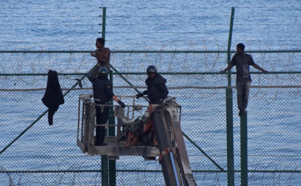 Espagne: 155 migrants franchissent la frontière dans l’enclave de Ceuta