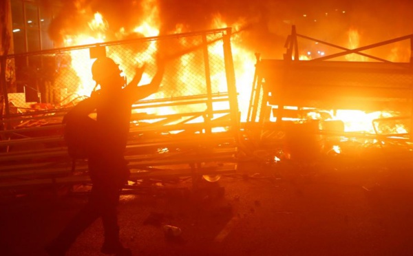 Hong Kong: nouveau weekend sous tension, heurts près du Parlement