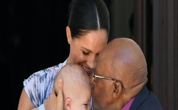 Bébé Archie rencontre l'archevêque Tutu en visite royale