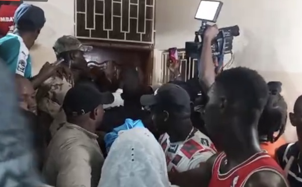 Khalifa Sall bloqué devant la chambre de sa maman par une énorme bousculade 