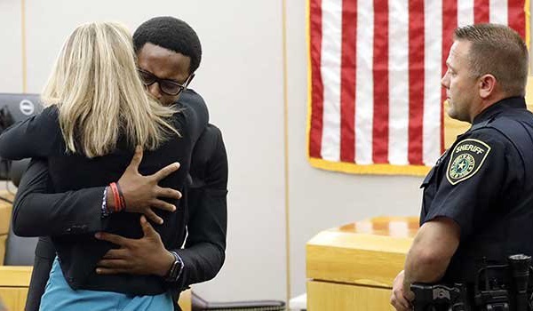 Amber Guyger: l'ancienne policière condamnée à 10 ans de prison pour meurtre de Botham Jean, aux Etats-Unis