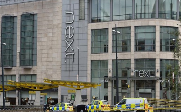 Plusieurs personnes poignardées dans un centre commercial de Manchester, en Angleterre, un suspect arrêté 
