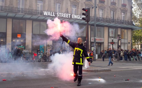Paris: les forces de l'ordre font usage de canons à eau et de gaz lacrymogènes pour disperser les pompiers manifestants