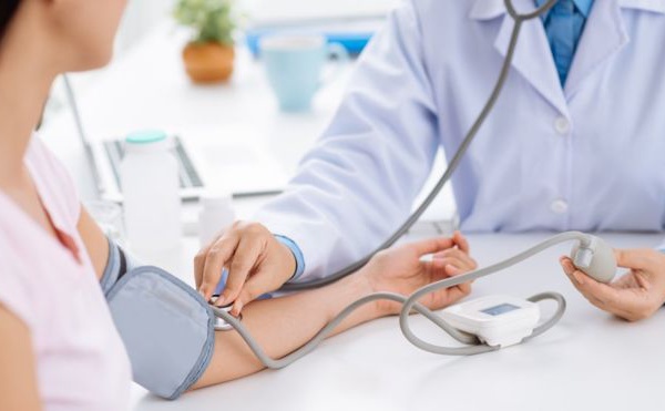 Le cancer tue plus de personnes d'âge moyen dans les pays riches