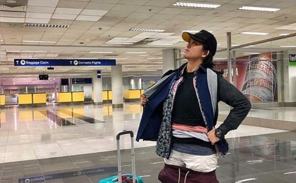 Une passagère porte 2 kilos de vêtements pour éviter les frais de bagage