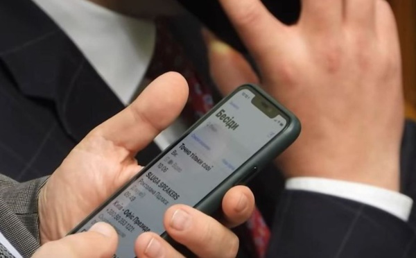 Un député ukrainien pris en flagrant délit avec des prostituées au Parlement