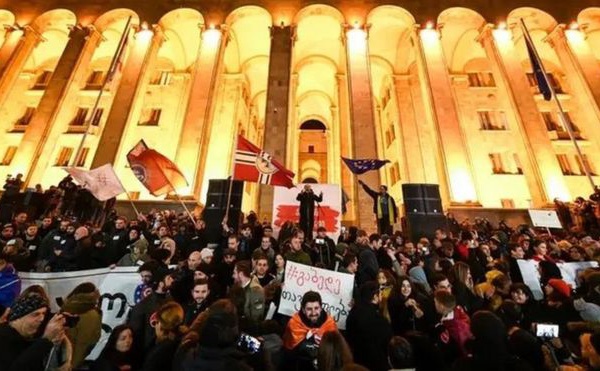 Une odeur d'excrément fait évacuer le parlement en Géorgie