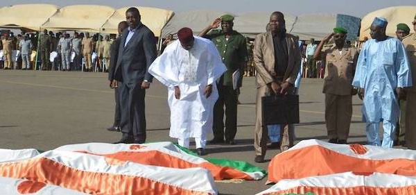 Niger : le douloureux hommage aux 71 soldats tués à Inates