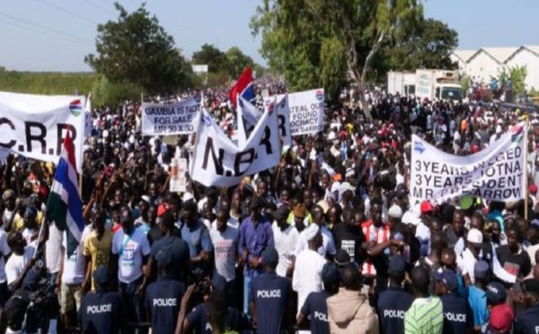 Des Gambiens demandent au président Barrow de quitter le pouvoir