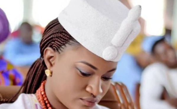Taiwo Oyebola Agbona: une jeune femme de 23 ans intronisée reine au Nigéria