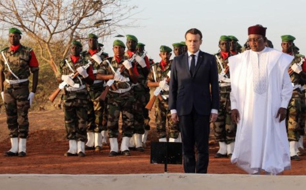 Au Niger, Macron s'incline devant les sépultures des militaires tombés à Inates