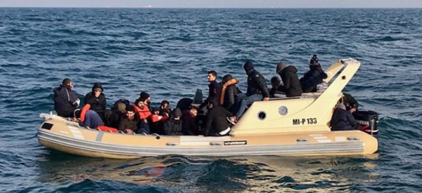 Le bébé d’une migrante africaine naît et meurt à bord d'un canot pneumatique en mer