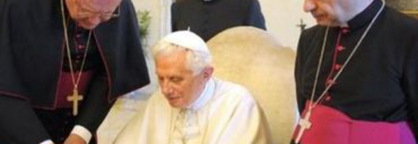 L’ancien pape Benoît XVI exhorte François à ne pas ordonner d’hommes mariés
