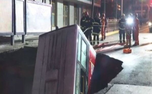 Chine : six morts après la chute d'un bus dans un gouffre
