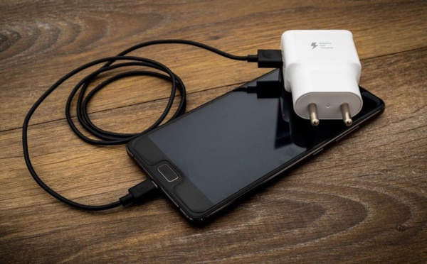 Ces chargeurs de portables qui risquent de mettre le feu à votre maison